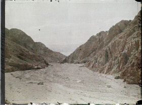 Image représentant Le Wadi Ithm et au fond le golfe d'Aqaba