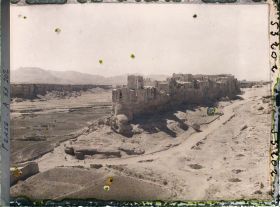 Image représentant Le complexe (ou château ?) d'Izadkhast au sommet d'une haute falaise (époque sassanide : III-VIIe siècles)