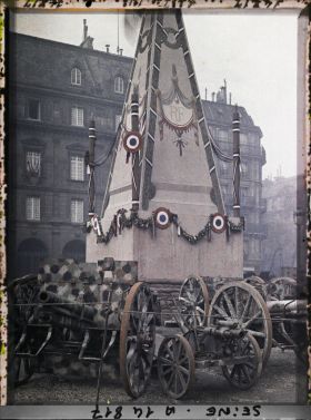 Image représentant Pylône élevé sur la place de l'Hôtel de Ville pour le 4ème emprunt national