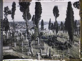 Image représentant Obsèques dans le cimetière d'Eyüp. Au fond, la Corne d'Or