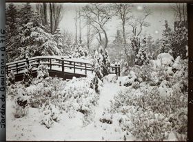 Image représentant Rocaille et pont du " sanctuaire japonais " sous la neige, vus en direction du quai