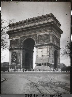Image représentant L'arc de Triomphe protégé contre les bombardements, vu des Champs-Elysées