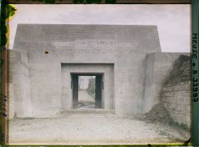 Image représentant France, Douaumont, L'entrée du Monument de la Tranchée