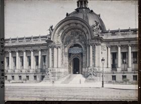 Image représentant Le Petit Palais, entrée de l'exposition au profit des œuvres de guerre, Société des artistes français et Société nationale des Beaux-Arts du 1er mai au 30 juin 1918