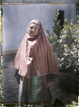 Image représentant Femme guèbre en costume (châle moderne)