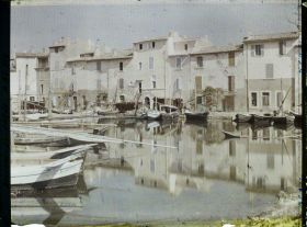 Image représentant Des tartanes devant les maisons de pêcheurs, quartier Brescon