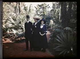Image représentant La baronne Bertha von Schoen et ses enfants Wilhelm Albrecht et Marie-Yvonne dans le jardin d' Albert Kahn