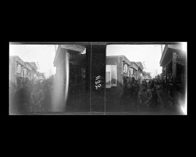 Image représentant Des passants dans Liulichang ("[rue des] Ateliers de Terre Cuite Vernissée"), appelée rue des Antiquaires par les Occidentaux