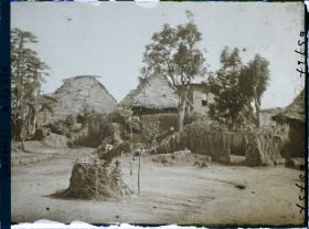 Image représentant Autel de fétiche sur une place de la ville indigène