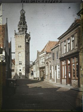 Image représentant La Kerkstraat menant à la tour de l'Horloge