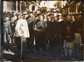 Image représentant Le Commandant bulgare Radkov et un groupe d'habitants, dont certains ont escorté le photographe.