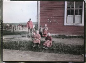 Image représentant Adultes et enfants en tenue de semaine devant une maison de prière