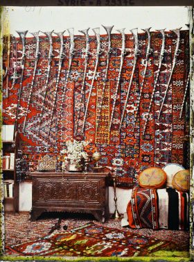 Image représentant Salon orné de tapis et de fusils