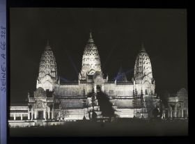 Image représentant L'Exposition Coloniale Internationale de 1931, Les illuminations du temple d'Angkor Vat