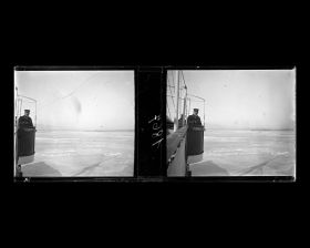 Image représentant Le commandant du vapeur allemand Staatssekretär Kraëtke sur l'aile de la passerelle au dessus de la banquise