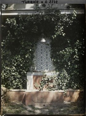 Image représentant Fontaine de " l'aile des cigognes " dans la propriété du consul de France, Grégoire Bay