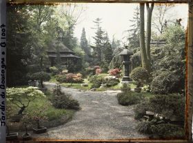 Image représentant Le " village japonais " vu depuis son entrée, côté jardin anglais