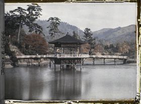 Image représentant Le Nara-koen (parc de Nara) : le pavillon Ukimidô sur l'étang Sagi (Sagi-ike)