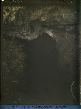 Image représentant France, Montespan (Hte Garonne), Entrée de l'abri sous roche