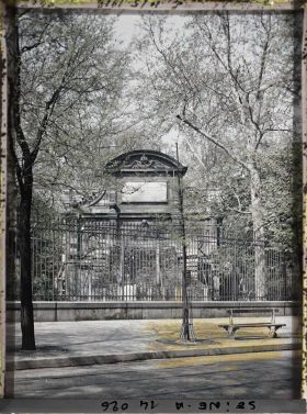 Image représentant La fontaine de Médicis protégée contre les bombardements au jardin du Luxembourg