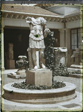Image représentant La statue d'Auguste au centre de la cour du musée