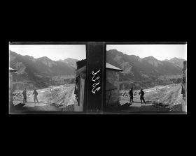 Image représentant Deux hommes à côté d'une construction appartenant à la ligne de chemin de fer