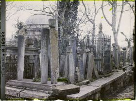Image représentant Dans le cimetière de l'Eyüp Sultan Camii ("Grande Mosquée"), toit d'un gros mausolée et tombes