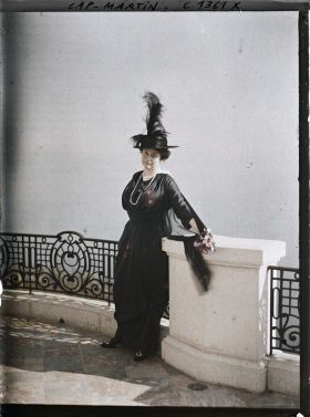 Image représentant La baronne Bertha von Schoen sur la terrasse basse de la villa Kahn