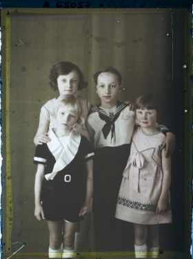 Image représentant Mesdemoiselles Jeanine de Lipkowski,  Solange de Lipkowski, Messieurs Jean Noël de Lipkowski et René de Lipkowski