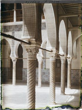 Image représentant La colonnade du patio du palais du Gouverneur ou Palais d'Hiver (Dar Hasan Pacha)