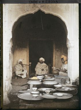 Image représentant Fumeur de pipe à eau (houka) dans un petit restaurant en plein air