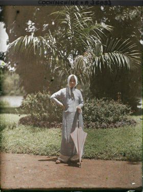 Image représentant Jeune femme dans le jardin botanique
