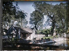 Image représentant L'angle nord-ouest du bassin Thien-quang-tinh (" Puits reflétant l'éclat pur du ciel ") du Van-mieu, temple confucéen de la " Culture littéraire ", dans le quartier de la Citadelle (route de Sinh-tu)