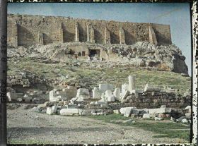 Image représentant Vestiges de l'arrière scène du Théâtre de Dyonisos. Au-dessus, sous le mur sud de l'Acropole, la chapelle de la Vierge de la grotte