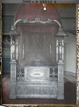 Image représentant Lit à baldaquin en argent à l'intérieur de Khas Bagh (ou Hamid Manzil)