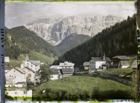 Image représentant La chaine de la Sella (Groupo di Sella ou Sellagruppe) depuis le village
