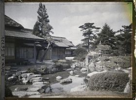 Image représentant Jardin Kôrakuen : le pavillon Enyô-tei et la maison Kakumei-kan (au fond à droite)