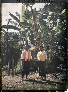Image représentant Deux femmes sur fond des bananiers