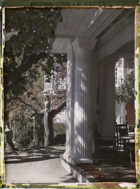 Image représentant Dans le Jardin du Palais royal (Bâlâ Bâgh, "jardin d'en haut"), un coin de la terrasse couverte du pavillon