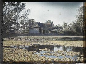 Image représentant Un édifice de la bonzerie, vu du bassin bordant le côté nord de la " grande chaussée "