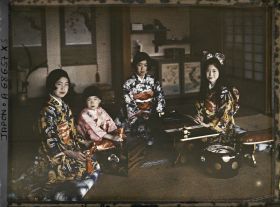 Image représentant Takanawa, quartier de Minami, arrondissement de Shiba, résidence de la famille Kitashirakawa (intérieur), les trois jeunes princesses Kitashirakawa (Mineko, Sawako et Taeko) et leur cousine, la princesse Takeda Ayako (au centre)