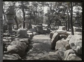 Image représentant Lanternes dans un parc (?)