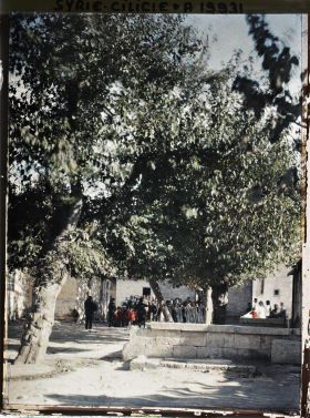Image représentant Groupe d'écoliers pris en photo par deux opérateurs dans la cours de l'école près de l'église arménienne