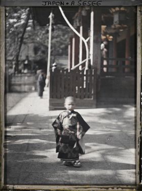 Image représentant Garçonnet de trois ans à la fête des enfants Shichi-go-san (" sept-cinq-trois ") au sanctuaire Yasaka-jinja