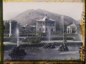 Image représentant Dans le Jardin public (Bâgh-e omumi), les jets d'eau et la maison de thé (salon de thé à terrasse supérieure)