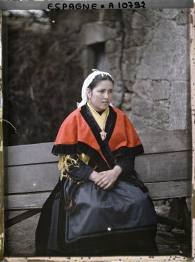 Image représentant Espagne, de Santiago à Padron, Fijo Une jeune fille de Fijo la même avec les Bijoux d'or Gallegos