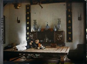 Image représentant Un fumeur allongé dans une fumerie d'opium