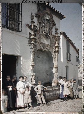 Image représentant Espagne, Cordoue, Une fontaine avec personnages