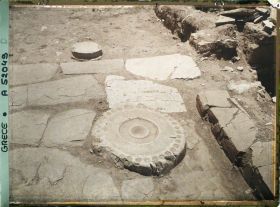 Image représentant Dans l'angle sud-ouest de la cour centrale, l'autel circulaire en pierre (ou table à libations) - gros plan -