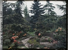 Image représentant Espace fleuri et arboré du " sanctuaire japonais " avec chemin menant vers ponts et sôrintô